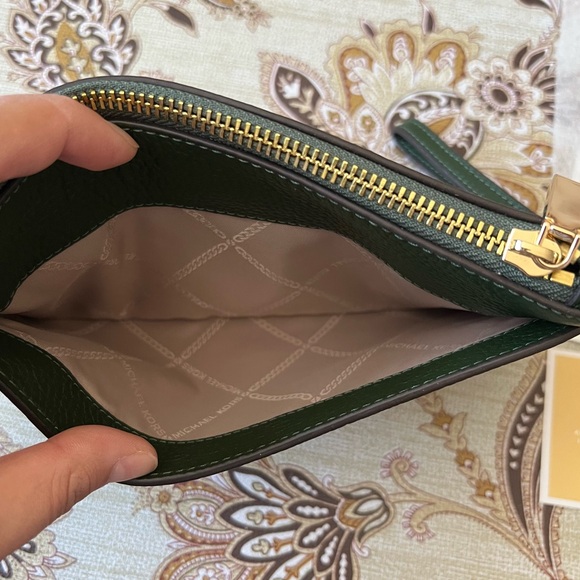 MICHAEL KORS Jet Set Charm Medium Moss Leather Detachable Strap Wristlet - Picture 10 of 11